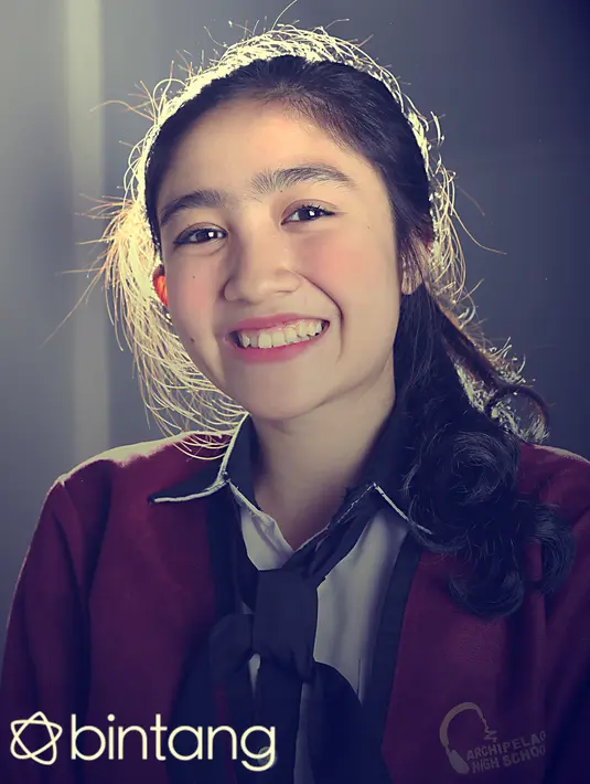 Wanita berambut panjang ini tidak memberi komentar ketika ditanyai soal hubungan asmara. “Aku fokus dalam pendidikan dan karier.” jawab Febby singkat. (Andy Masela/Bintang.com)