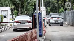 Mobil pengunjung melintasi pintu parkir IRTI Monas, Jakarta, Rabu (15/2/2023). Mobil yang telah lolos uji emisi akan dikenakan tarif parkir sebesar Rp 4.000 per jam, sedangkan yang belum lolos dikenakan tarif sebesar Rp 7.500. (merdeka.com/Iqbal S. Nugroho)