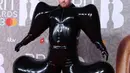 Penyanyi Inggris Sam Smith berpose pada karpet merah Brit Awards 2023 di London, Sabtu (11/2/2023). Gaun tersebut memiliki bentuk yang menggelembung di bagian kaki dan tangan, hingga membuat bentuk tubuh Smith seperti sebuah balon. (Photo by ISABEL INFANTES / AFP)