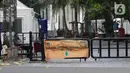 Petugas berjaga di sekitaran Jalan Kali Besar Barat kawasan Kota Tua, Jakarta, Minggu (19/9/2021). Meski Jakarta masih dalam masa PPKM level 3, kawasan ini mulai ramai dikunjungi warga untuk berwisata atau sekedar berfoto. (Liputan6.com/Helmi Fithriansyah)