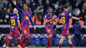 Pertandingan yang digelar di Stadion RCDE, Sabtu 3 Januari 2026 waktu setempat atau Minggu (4/1/2026) dini hari WIB berakhir dengan skor 2-0 untuk kemenangan tim tamu, Barcelona. Tampak dalam foto, penyerang Barcelona asal Spanyol, Lamine Yamal dan rekan-rekan setimnya merayakan keunggulan saat pertandingan pekan ke-18 Liga Spanyol 2025/2026 melawan RCD Espanyol di Stadion RCDE, Sabtu 3 Januari 2026 waktu setempat atau Minggu (4/1/2026) dini hari WIB. (MANAURE QUINTERO/AFP)