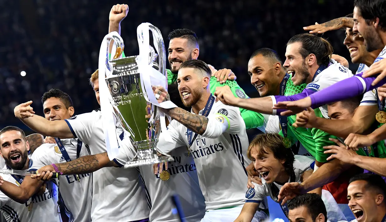 Kapten Real Madrid, Sergio Ramos, bersama rekannya mengangkat trofi Liga Champions setelah memenangkan final Liga Champions dengan mengalahkan Juventus 4-1  di Stadion Millennium, Cardiff, (03/06/2017). (EPA/Aandy Rain)