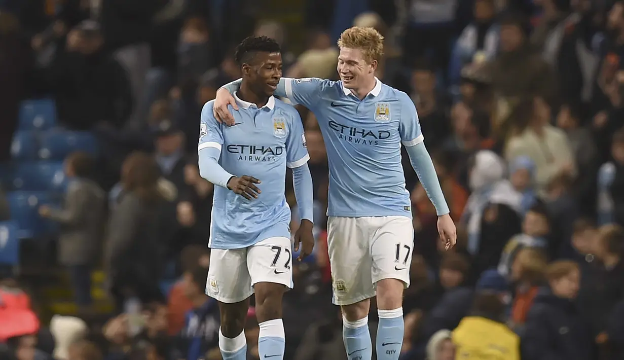 Manchester City, Kevin De Bruyne (kanan) merayakan gol bersama rekannya, Kelechi Iheanacho  pada laga piala Liga Inggris di Stadion Etihad, Manchester, Rabu (2/12/2015). Manchester City menang 4-1. (AFP Photo/Paul Ellis)