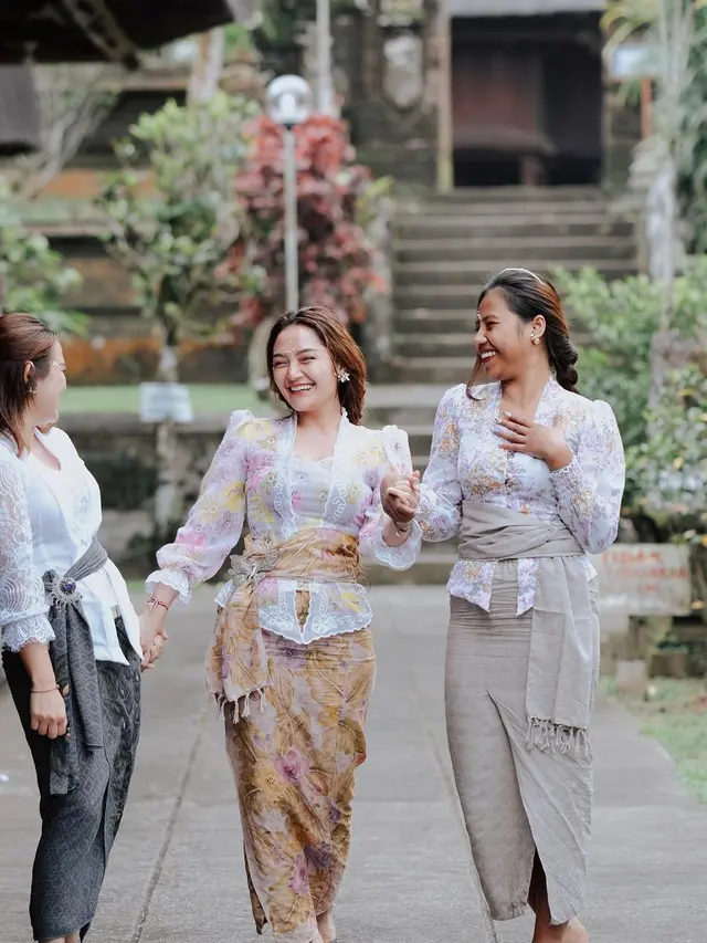 6 Potret Siti Badriah dan Suami Pakai Baju Adat Bali, Memesona