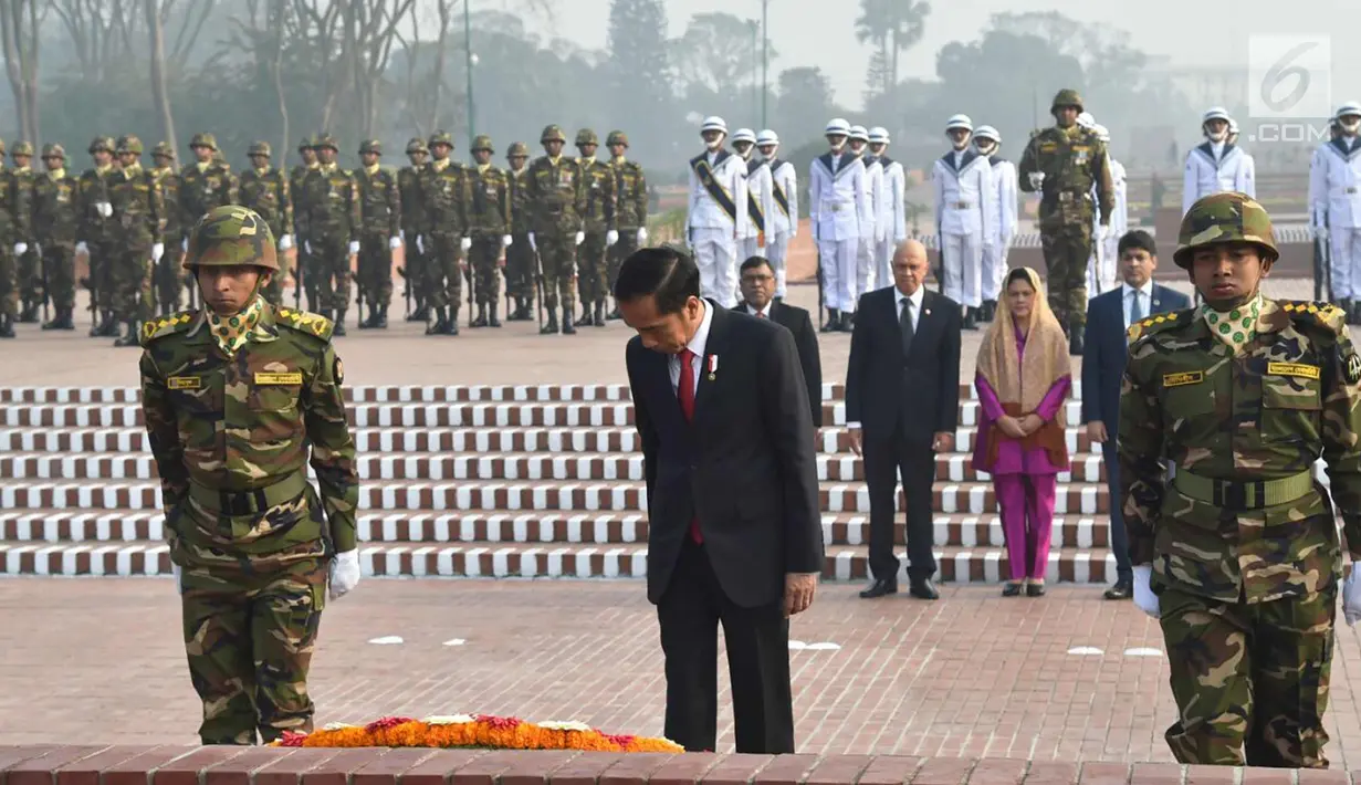 Presiden Joko Widodo didampingi pasukan kehormatan Bangladesh setelah meletakan karangan bunga saat mengunjungi National Martyrs’ Memorial di Savar, Bangladesh (28/1). (Liputan6.com/Pool/Rusman Biro Pers Setpres)