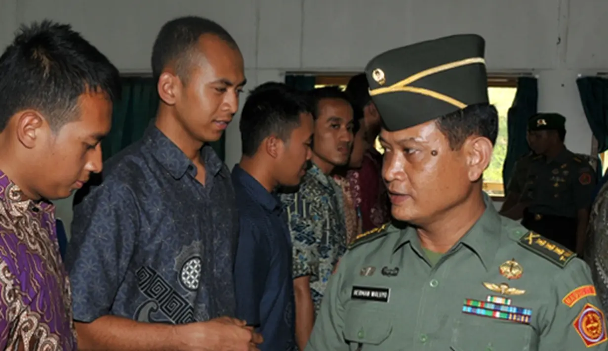 Citizen6, Bandung: Aspers Panglima TNI Marsda TNI Bambang Wahyudi, mengucapkan selamat dan sukses kepada para Mahasiswa Beasiswa TNI yang telah mengikuti pemusatan latihan selama lima hari, dari 25 Juni hingga 29 Juni 2012. (Pengirim: Badarudin Bakri).