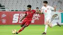 <p>Pemain timnas Indonesia U-22,&nbsp;Jeam Kelly Sroyer (kiri), mendapatkan penjagaan ketat dari pemain timnas Lebanon U-22,&nbsp;Hussein Ezzeddine&nbsp;dalam pertandingan uji coba yang berlangsung di Stadion Utama Gelora Bung Karno (SUGBK), Jakarta, Jumat (14/4/2023). (Bola.com/Abdul Aziz)</p>