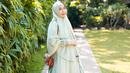Penampilan wanita lulusan jurusan arsitektur ini selama masa kehamilan tak lepas dari perhatian netizen. Dirinya juga sering menggunakan busana gamis yang cukup besar untuk menutupi kehamilannya. (Liputan6.com/IG/@anisarahma_12)