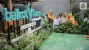 Petugas memberikan penjelasan bercocok tanam metode hidroponik ke anak-anak SD Laboratorium Jakarta di Balaikota Farm, Jakarta (15/10/2019). Kegiatan ini untuk memberikan pengetahuan dan pengalaman sejak dini cara bercocok tanam di lahan yang sempit di perkotaan.  (Liputan6.com/Faizal Fanani)
