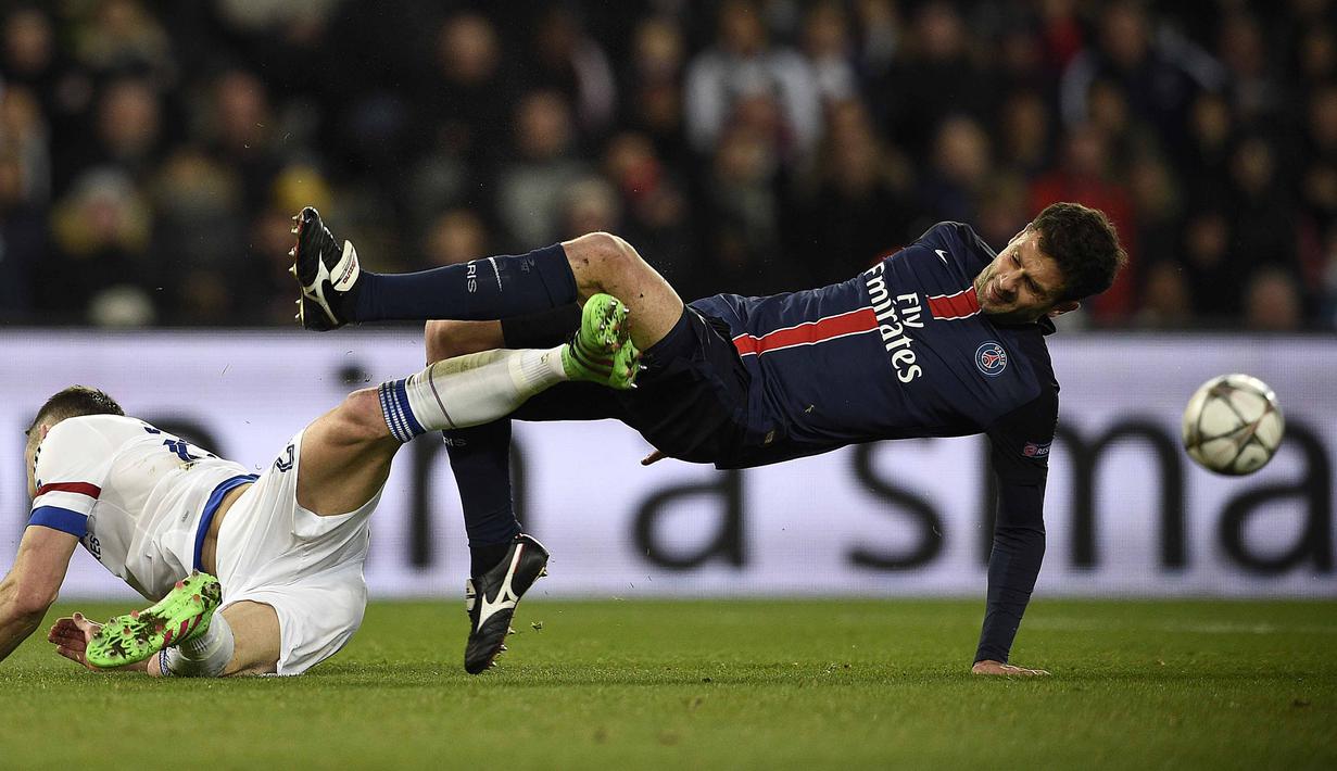 Pemain Paris Saint-Germain, Thiago Motta (kanan) berebut bola dengan pemain Chelsea Garry Cahil pada leg pertama babak 16 Liga Champions, di Parc des Princes, Paris, Rabu (17/2/2016) dini hari WIB.  (AFP / Franck Fife)