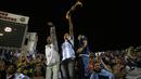 Suporter Argentina merayakan keberhasilan lolos ke Piala Dunia 2018 usai mengalahkan Ekuador di Stadion Olimpico Atahualpa, Quito, Selasa (10/10/2017). Sempat tertinggal, Argentina akhirnya menang 3-1 atas Ekuador. (AP/Dolores Ochoa)