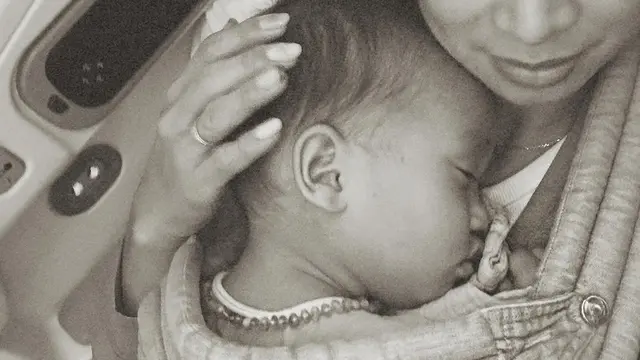 Potret Jennifer Bachdim bersama 4 anaknya liburan ke London (Sumber: Instagram/@jenniferbachdim)