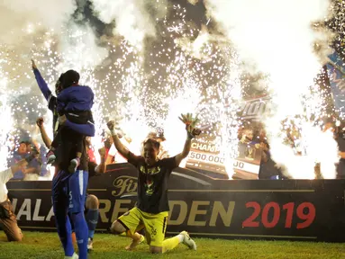 Pemain Arema FC merayakan gelar juara Piala Presiden 2019 usai menaklukkan Persebaya Surabaya di Stadion Kanjuruhan, Jumat (13/4). Arema FC menang 2-0 atas Persebaya. (Bola.com/Yoppy Renato)