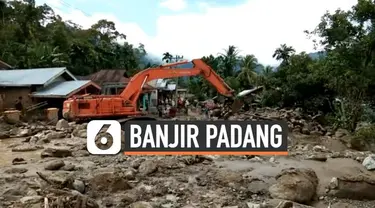 Banjir bandang disertai longsor menimpa sejumlah wilayah di Padang, Sumatera Barat, Banjir juga menyeret dua rumah warga tanpa bekas.