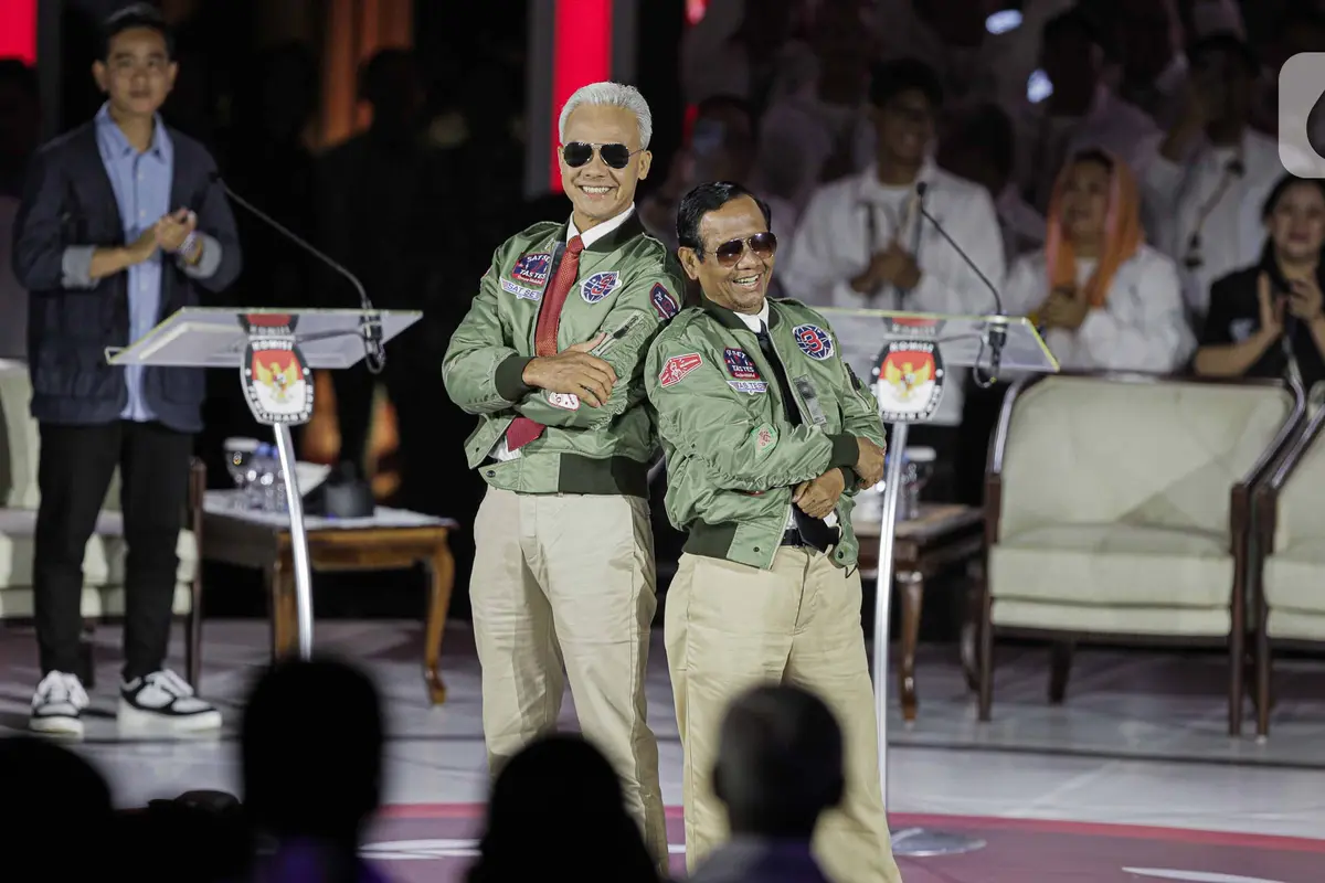 Capres-Cawapres 03 Ganjar-Mahfud Kenakan Jaket Bomber ala Film Top Gun
