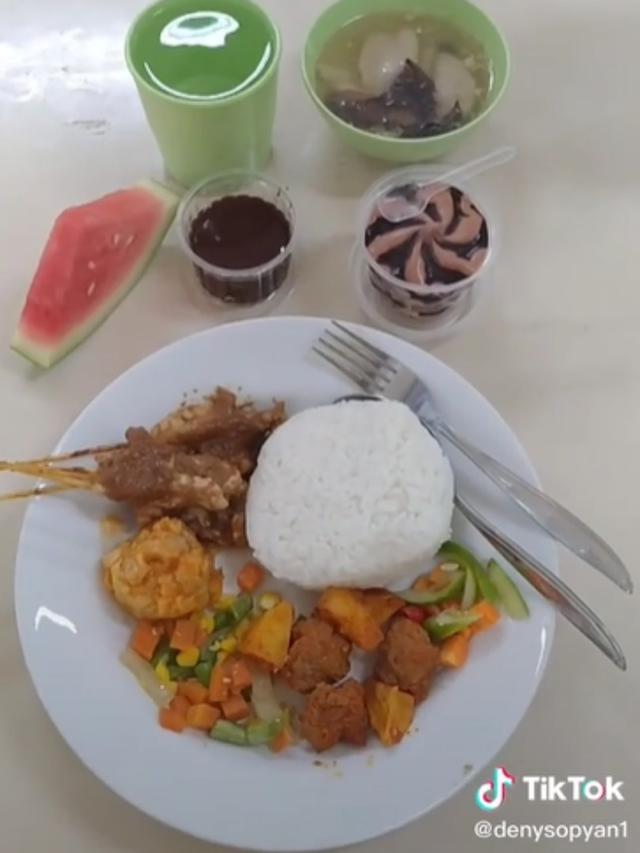 Menu makanan di kantin karyawan pabrik. (dok. TikTok @denysopyan1/https://www.tiktok.com/@denysopyan1/video/7098953302775221530)