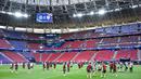 Dalam perjalanan menuju final, PSG berhasil menyingkirkan Bayern Munchen dengan agregat tipis 6-5 di semifinal, sementara Arsenal mengalahkan Atletico Madrid dengan skor 2-1. (AP Photo/Denes Erdos)