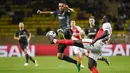 Pemain CSKA Moscow, Aleksei Ionov (kiri) mencoba merebut bola dari kaki pemain AS Monaco, Benjamin Mendy pada laga grup E Liga Champions di Louis II Stadium, Monaco (2/11/2016). Monaco menang 3-0. (AFP/Anna-Chritine Poujoulat)