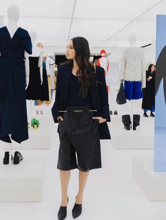 Gaya chic Alyssa Daguise dalam balutan outfit serba hitam. Ia mengenakan tank top ditumpuk dengan blazer, dan dipadu celana pendek dengan desain yang edgy, serta heels yang semuanya berwarna hitam. [Foto: Instagram/alyssadaguise]