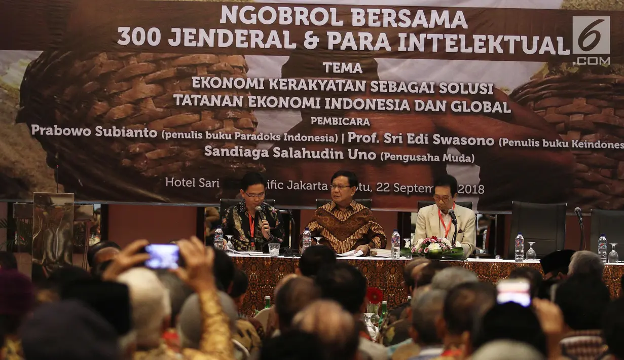 Capres nomor urut 2, Prabowo Subianto (tengah) saat bedah buku 'Paradoks Indonesia' di Jakarta, Sabtu (22/9). Buku berisi pandangan strategis mengenai ekonomi kerakyatan sebagai solusi tatanan ekonomi Indonesia dan global. (Liputan6.com/Herman Zakharia)