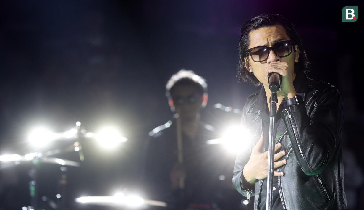 Penampilan The Changcuters pada Grand Final AXIS Nation Cup 2024 di Indonesia Arena, GBK, Jakarta, Sabtu (16/11/2024). (Bola.com/Muhammad Iqbal Ichsan)