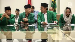 Ketum PPP Djan Faridz bersiap memberi keterangan pers, Jakarta, Kamis (20/7). Djan meminta seluruh kader dan simpatisan PPP di seluruh Indonesia untuk bersabar menunggu keputusan hukum yang sedang berproses di Mahkamah Agung. (Liputan6.com/Faizal Fanani)