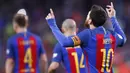 Bintang Barcelona, Lionel Messi, merayakan gol yang dicetaknya ke gawang Osasuna  pada laga La Liga di Stadion Camp Nou, Barcelona, Rabu (26/4/2017). Barcelona menang 7-1 atas Osasuna. (AP/Manu Fernandez)