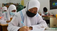 Belajar tatap muka di salah satu sekolah di Pekanbaru saat pandemi Covid-19. (Liputan6.com/M Syukur)