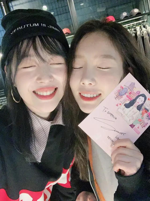 Taeyeon dan Sulli (Instagram/ jelly_jilli)