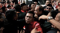 Kader PDIP Adian Napitupulu, Masinton Pasaribu bersama massa PDIP terlibat saling dorong dengan petugas keamanan saat hendak masuk ke Gedung KPU, Jakarta, Selasa (17/7). (Merdeka.com/ Iqbal S. Nugroho)