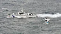 Kapal dan helikopter patroli mencari kapal tenggelam Daifuku Maru dan awaknya -- salah satunya WNI -- di lepas pantai Matsue, Shimane Prefecture, Jepang, (Kyodo News)