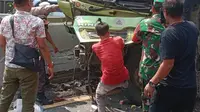 Petugas kepolisian tengah berupaya mengevakuasi seorang kenek Supriadi (30) yang  terjepit badan truk. Kecelakaan truk yang dikemudikan rekannya Subadril terjadi di Tol Tomang, Jakarta Barat, Selasa (13/6/2023). (Merdeka.com)