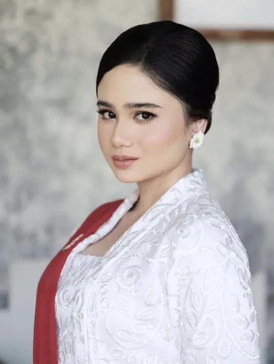 <p>Sedangkan gaya rambut, ditata rapi dengan sanggul klasik modern tanpa aksesori oleh @hairdo_ran.</p>