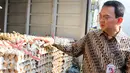 Gubernur DKI Jakarta, Basuki Tjahaja Purnama saat memeriksa paket sembako disela peresmian kegiatan operasi pasar Artha Graha Peduli yang bekerja sama dengan PD Pasar Jaya, di Balaikota Jakarta, Kamis (2/7/2015). (Liputan6.com/Helmi Afandi)