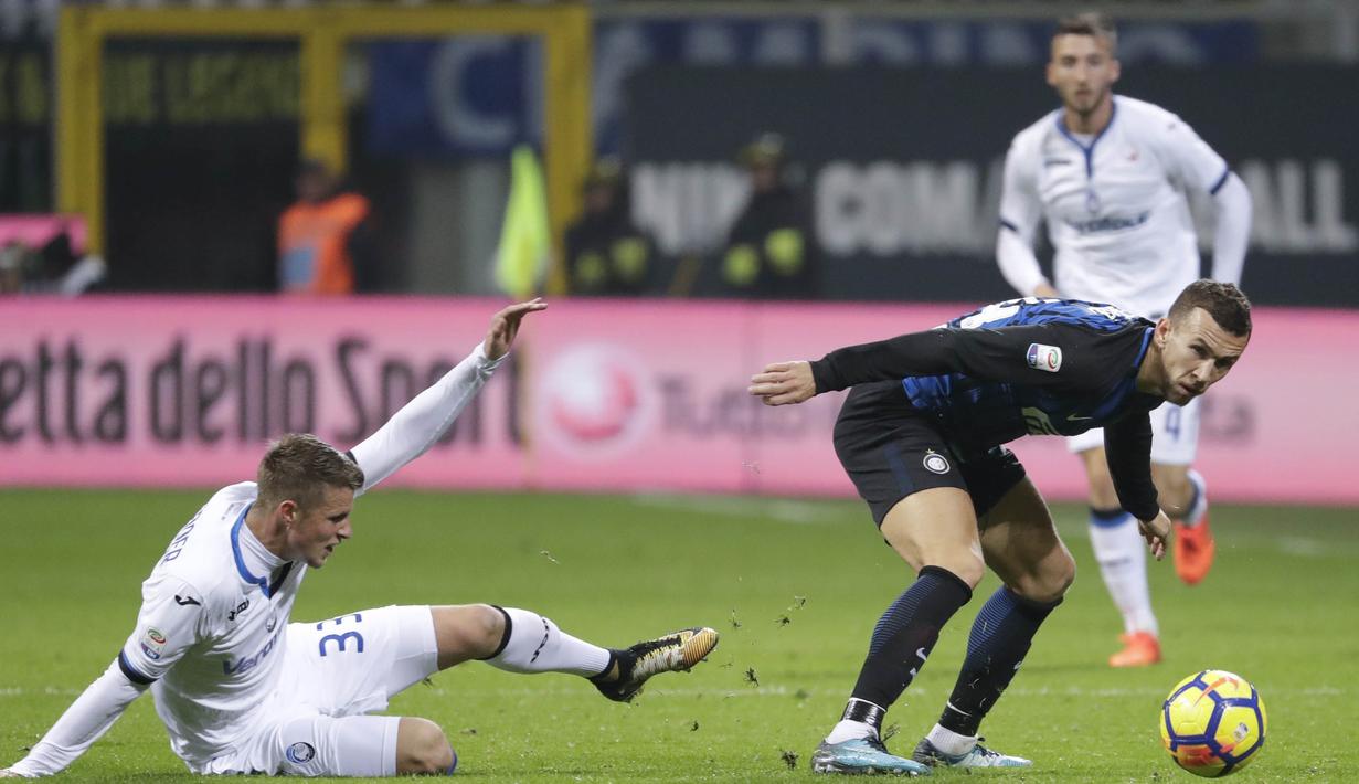 Gelandang Inter Milan, Ivan Perisic, mengontrol bola saat melawan Atalanta pada laga Serie A Italia di Stadion San Siro, Milan, Minggu (19/11/2017). Inter menang 2-0 atas Atalanta. (AP/Luca Bruno)