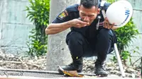 Foto seorang petugas KAI yang terpaksa makan nasi bungkus di lantai di sela-sela tugasnya ini sukses membuat netizen terharu