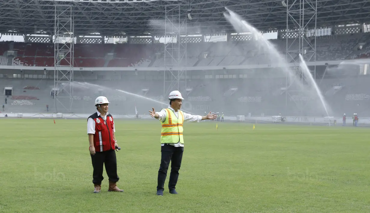 Menpora RI, Imam Nahrawi, saat meninjau SUGBK di Senayan, Jakarta, Selasa (8/8/2017). Renovasi SUGBK ditargetkan rampung pada bulan Oktober 2017. (Bola.com/M Iqbal Ichsan)