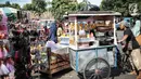 Sejumlah pedagang kaki lima (PKL) memadati trotoar dan badan jalan kawasan Kota Tua, Jakarta, Kamis (27/12). Banyaknya PKL mengakibatkan Lokasi Binaan (Lokbin) yang berada di Jalan Cengkeh sepi pengunjung. (Liputan6.com/Faizal Fanani)