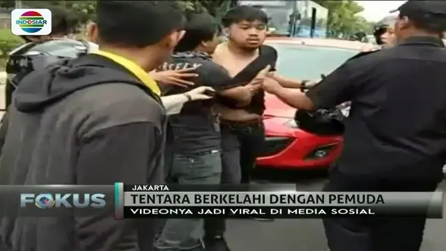Gara-gara buang sampah sembarangan dari mobilnya, seorang pemuda terlibat perkelahian dengan pemotor yang ternyata prajurit TNI AL.