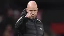 <p>Kedatangan Erik ten Hag sebagai pelatih di Manchester United berhasil membawa Setan Merah bangkit dari keterpurukan pada beberapa musim terakhir. Langkah-langkah pelatih berkebangsaan Belanda tersebut dinilai tepat dan mujarab. Pasalnya, Ten Hag berhasil mendongrak performa MU yang saat artikel ini dibuat (19/01/2023) berhasil menempati urutan ketiga dengan raihan poin yang sama dengan Manchester City yang berada di atasnya, yaitu 39 poin. Berikut ini daftar sentuhan mujarab Erik ten Hag yang bikin MU kembali bangkit di Liga Inggris. (AFP/Oli Scarff)</p>