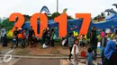 Sejumlah pengunjung berfoto di kawasan pantai Ancol, Jakarta, Sabtu (31/12). Kawasan Ancol menjadi tempat favorit masyarakat untuk menikmati pergantian malam tahun baru 2016 menuju 2017 di Jakarta. (Liputan6.com/Angga Yuniar)