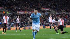 Striker Manchester City, Sergio Aguero, merasa kesakitan kakinya setelah mencetak gol ke gawang Sunderland dalam lanjutan Liga Inggris di Stadium of Light, Sunderland, Rabu (3/2/2016) dini hari WIB. (AFP/Oli Scarff)