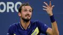 Petenis Rusia, Daniil Medvedev bereaksi setelah melakukan pukulan terhadap Alex de Minaur (Australia) pada putaran keempat kejuaraan tenis AS Terbuka, Senin, 4 September 2023, di New York. (AP Photo/Eduardo Munoz Alvarez)