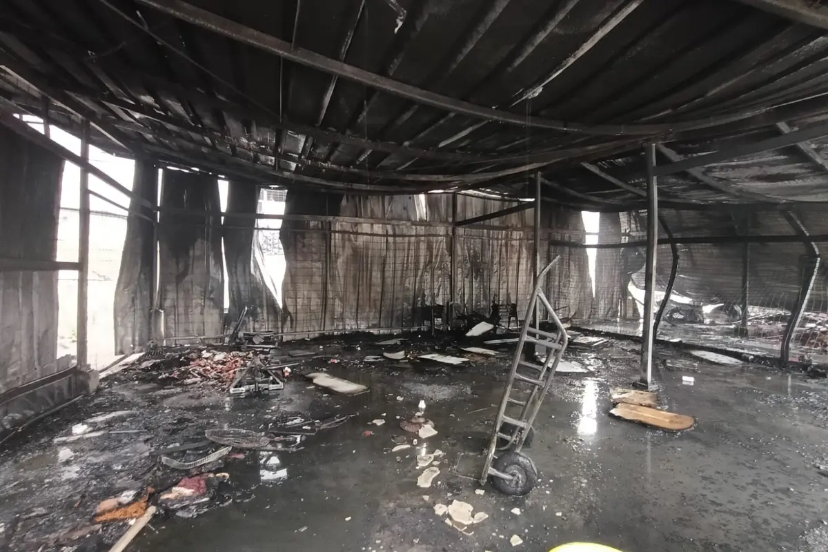 Kebakaran melanda sebuah gudang oli di Jalan Tali II No.16, Kelurahan Kota Bambu Selatan, Kecamatan Palmerah, Selasa (9/9/2025) (Istimewa)