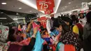 Calon pembeli memilih pakaian yang didiskon hingga 75% di Matahari Pasaraya Manggarai, Jakarta, Sabtu (16/9). Menjelang penutupan gerai, Matahari Pasaraya Manggarai melakukan cuci gudang untuk menghabiskan stok barang yang ada (Liputan6.com/Faizal Fanani)