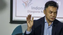 Ketua Board of Trustees Indonesian Diaspora Network Global Dino Patti Djalal (kiri) saat menggelar konferensi pers di Jakarta, Senin (12/6). Dalam keteranganya Dino Patti Djalal menjelaskan terkait kedatangan Barack Obama. (Liputan6.com/Faizal Fanani)