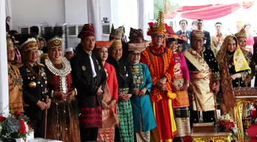 Presiden Joko Widodo foto bersama dengan para pemenang hadiah sepeda yang di nilai dari pakaian adat terlengkap usai peringatan HUT RI ke 72 di Istana Merdeka, Jakarta, Kamis (17/8). (Liputan6.com/Pool)