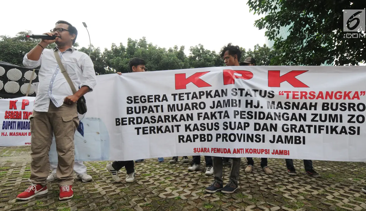 Aktivis Suara Pemuda Anti Korupsi (Speak) berunjuk rasa di depan Gedung KPK, Jakarta, Senin (21/1). Aktivis menyatakan Bupati Muaro Jambi Masnah Busyroh melakukan suap atau gratifikasi terhadap terpidana Gubernur Jambi Zumi Zola. (Merdeka.com/Dwi Narwoko)