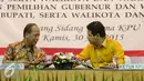 Mohammad Nasir (kiri) bersama Husni Kamil berbincang saat menghadiri penandatangan nota kesepahaman di Kantor KPU, Jakarta, Kamis (30/7/2015). Penandatangan terkait kerjasama verifikasi ijazah dalam rangka Pilkada serentak. (Liputan6.com/Faizal Fanani)