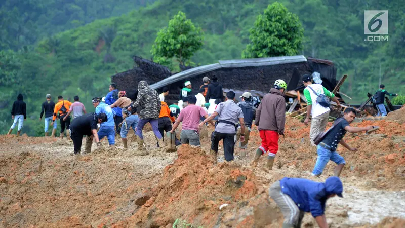 Kedatangan Masyarakat Hambat Evakuasi Korban Longsor Sukabumi